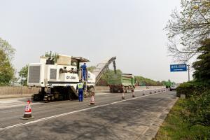 高遠公司承擔的河南省交通運輸廳科技項目“適用于綠色公路養(yǎng)護的銑刨機關(guān)鍵技術(shù)及工程應(yīng)用研究”通過驗收